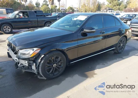 2017 Mercedes-Benz C 300 z USA, uszkodzony, nr VIN 55SWF4JB4HU228255